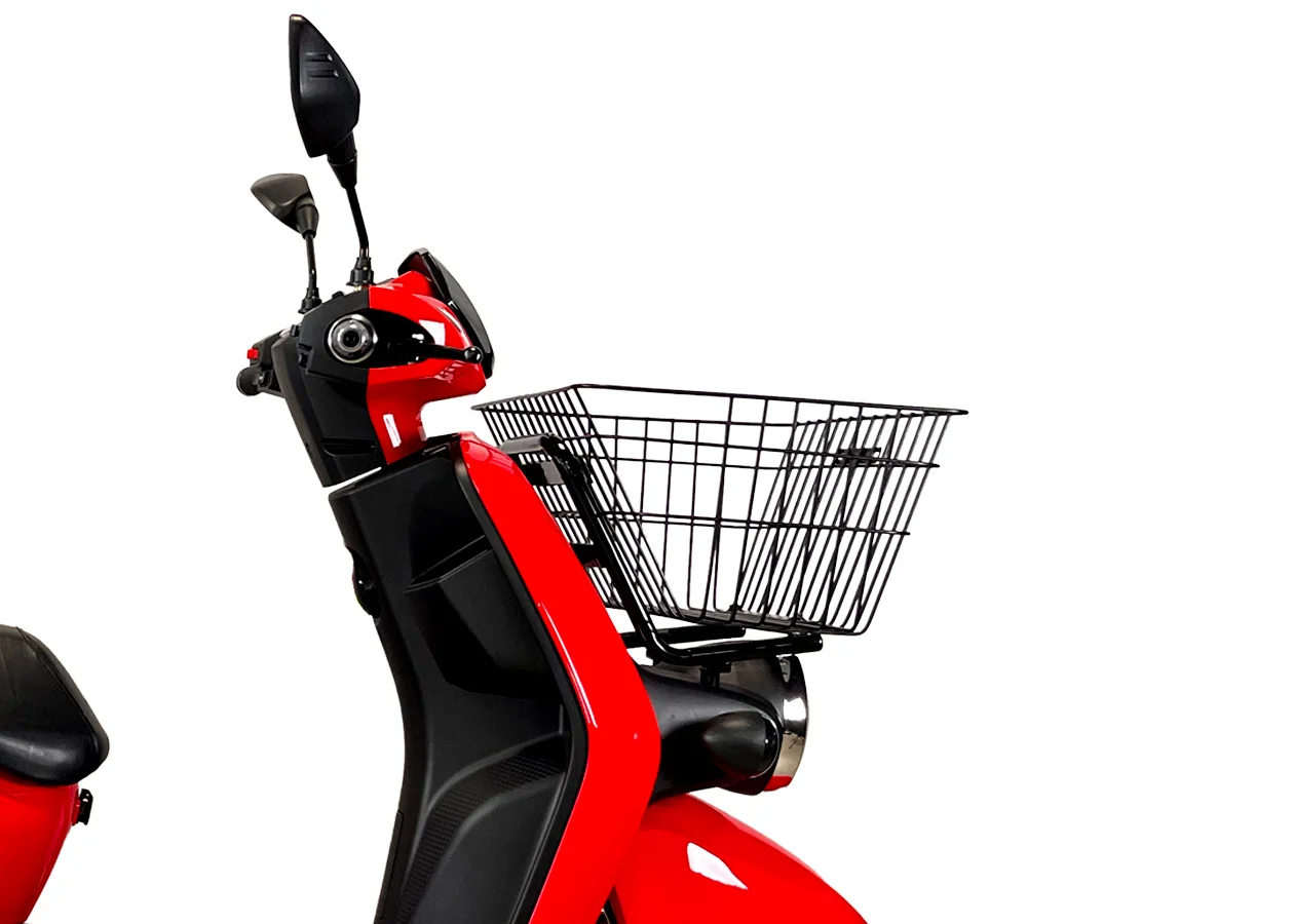 Scooter Cargo 50 rouge détouré, vue de profil sur le panier situé à l'avant