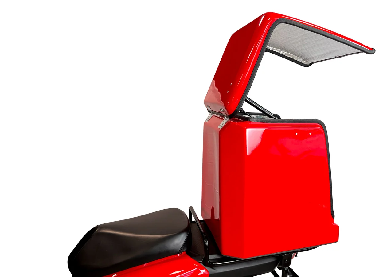Scooter Cargo 50 rouge, vue de profil sur le top case ouvert