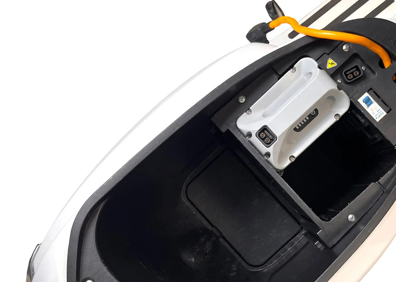 Oxygo - Scooter Gringo 50 vue de haut de la batterie sur fond blanc