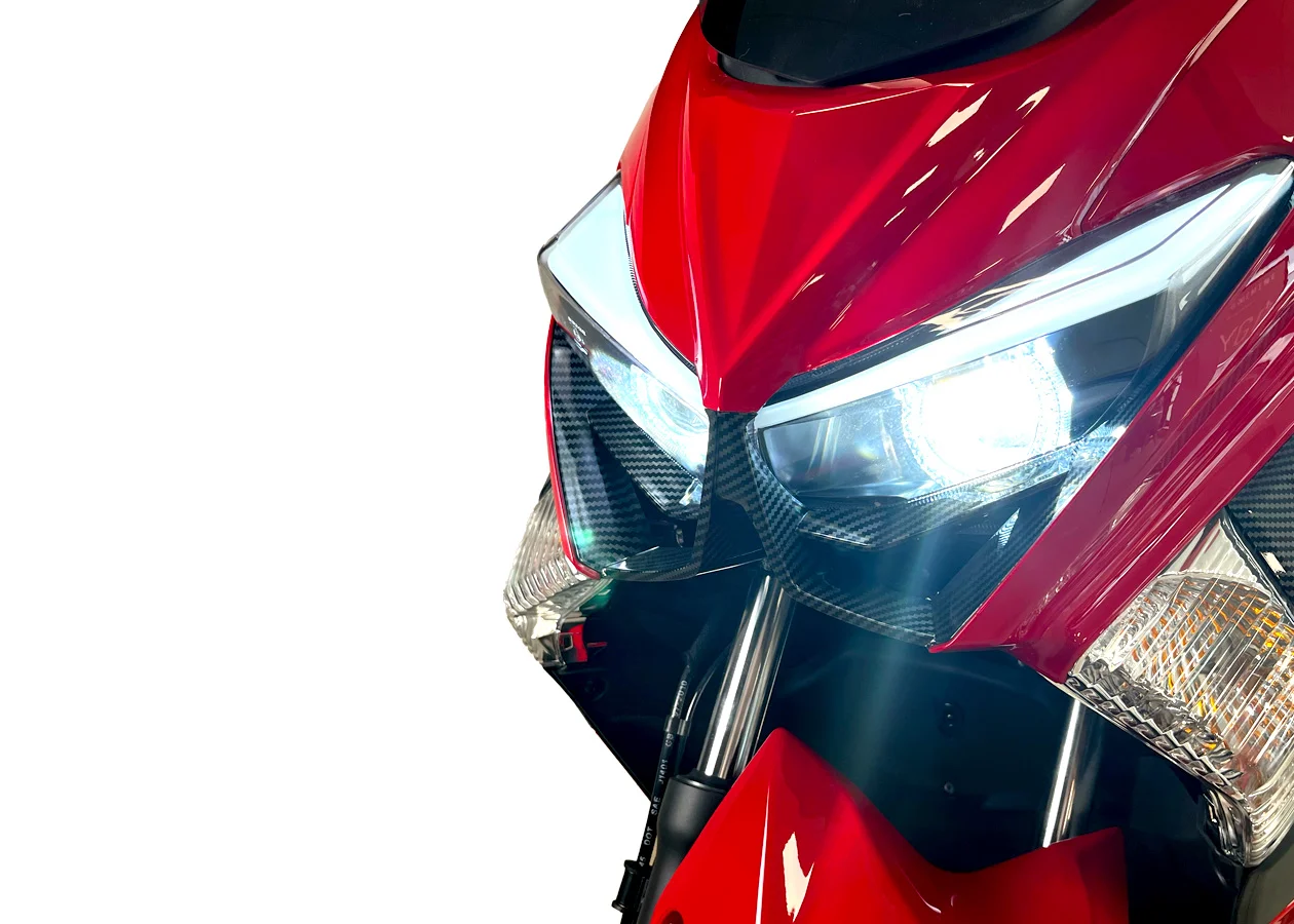 Scooter Kingo 125 rouge fond blanc vue sur l'éclairage avant