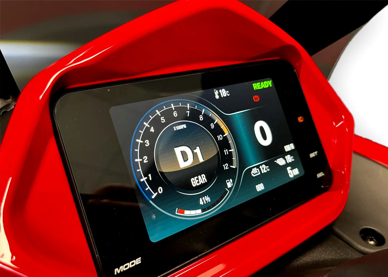 Scooter Kingo 125 rouge zoom sur la tablette tableau de bord