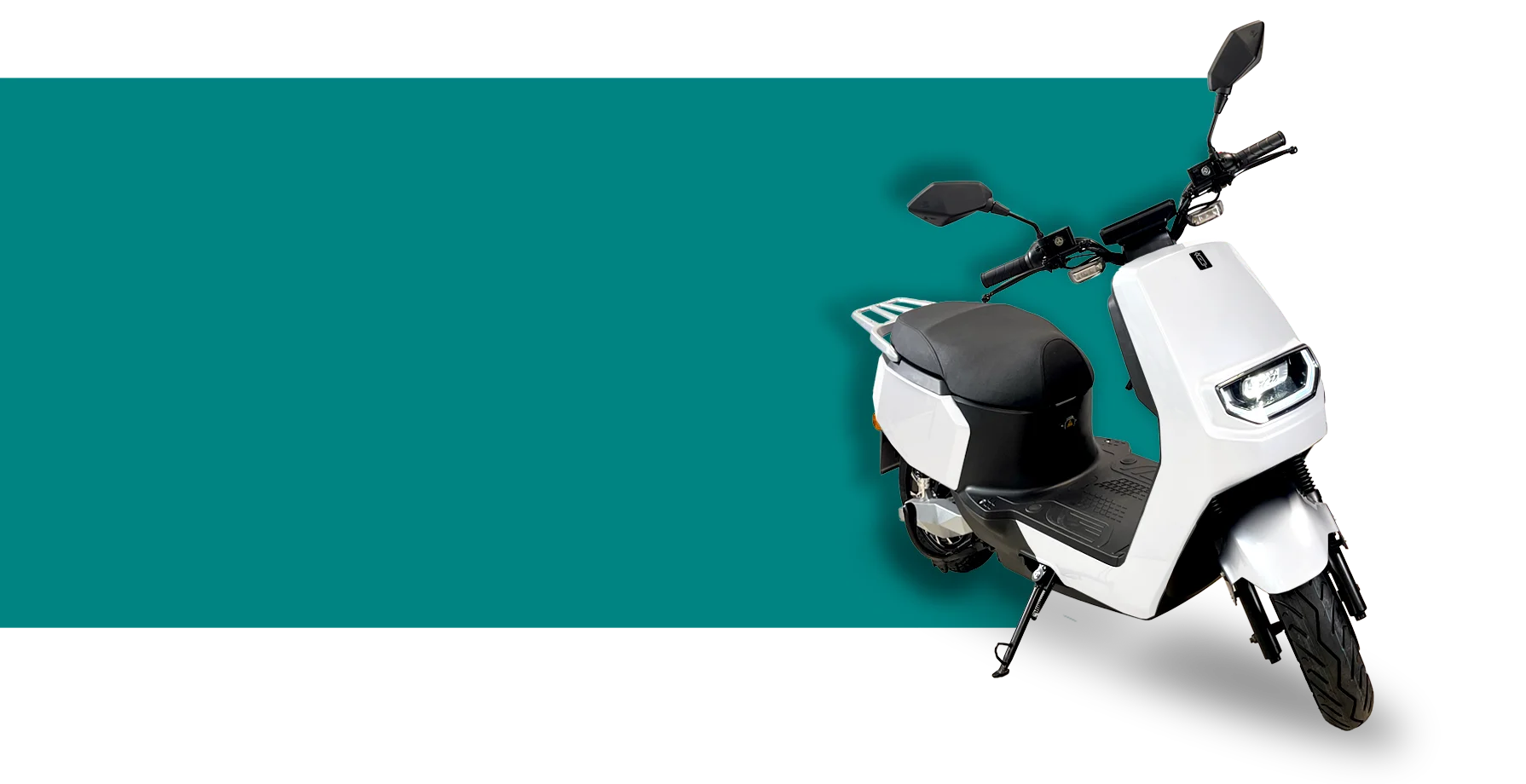 Scooter Pogo 50 blanc détouré sur fond étiré coloré