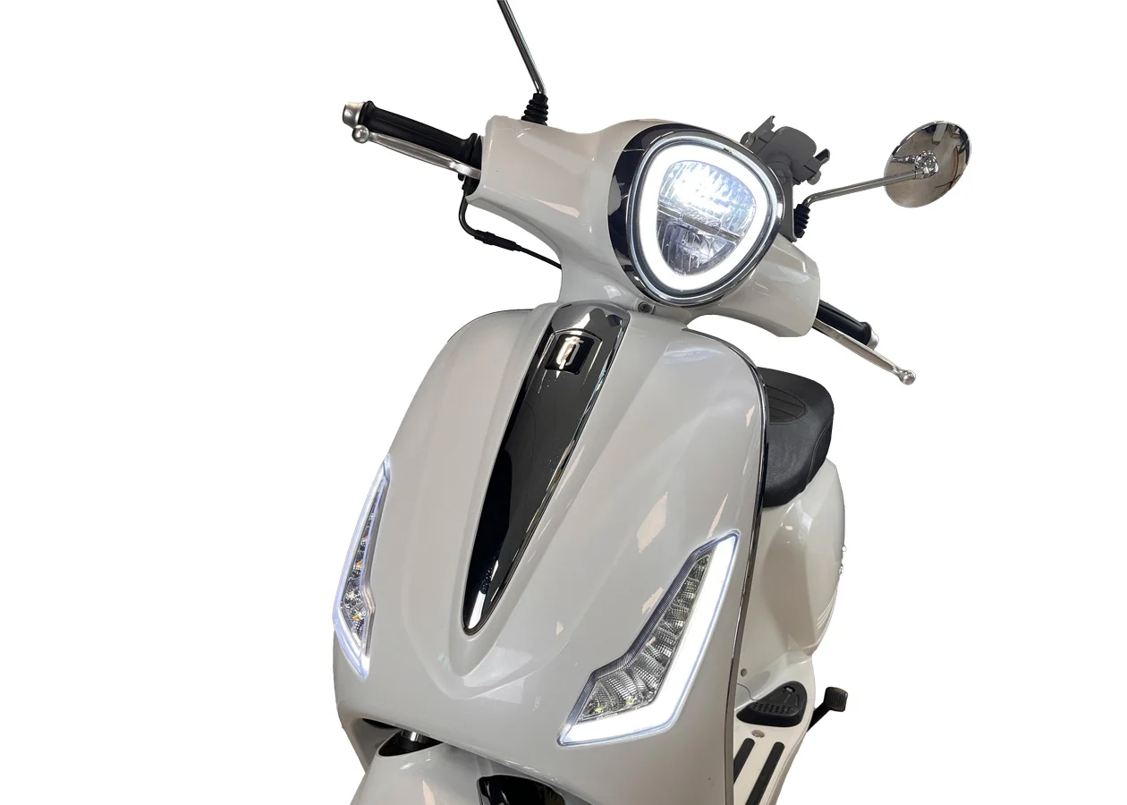 Oxygo - Scooter Super Gringo 125 sur fond blanc vue de face haut du scooter