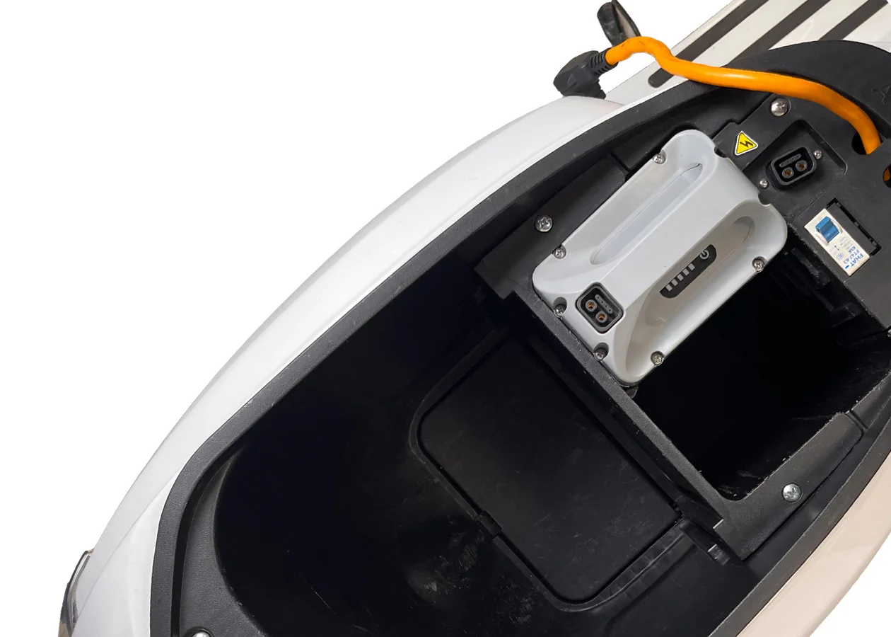 Oxygo - Scooter Super Gringo 125 vue de haut de la batterie sur fond blanc