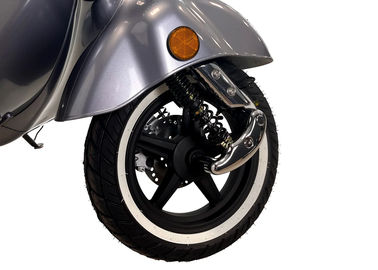 Oxygo - Scooter Tango 50 fond blanc vue sur la roue et les suspensions avant