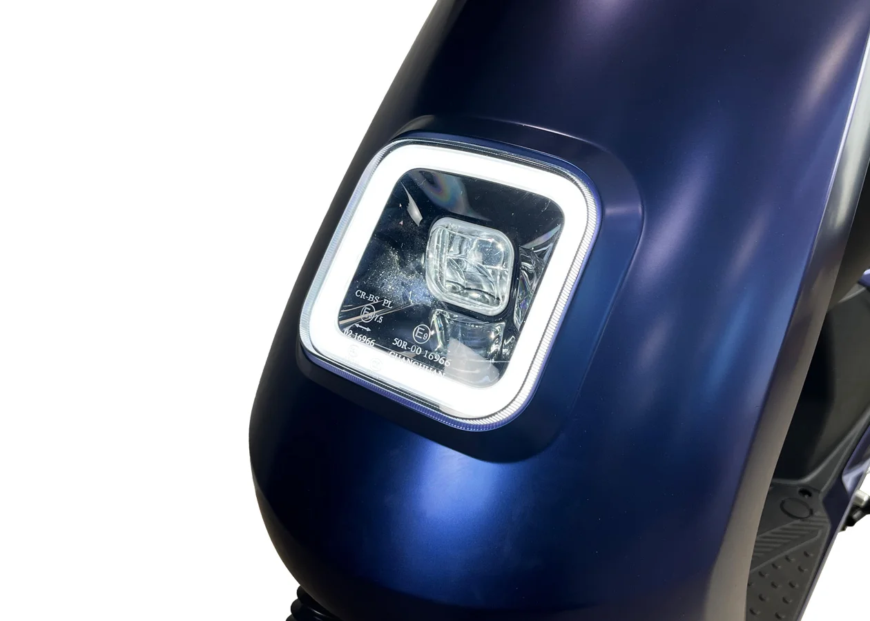 Oxygo - Scooter Teengo 50 bleu sur fond blanc zoom sur l'éclairage avant