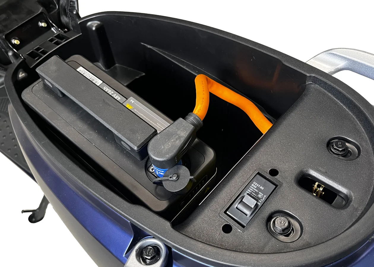 Oxygo - Scooter Teengo 50 vue de haut de la batterie sur fond blanc