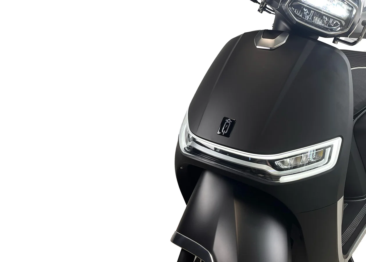 Scooter Wingo 125 noir vue de face de l'avant du scooter sur fond blanc
