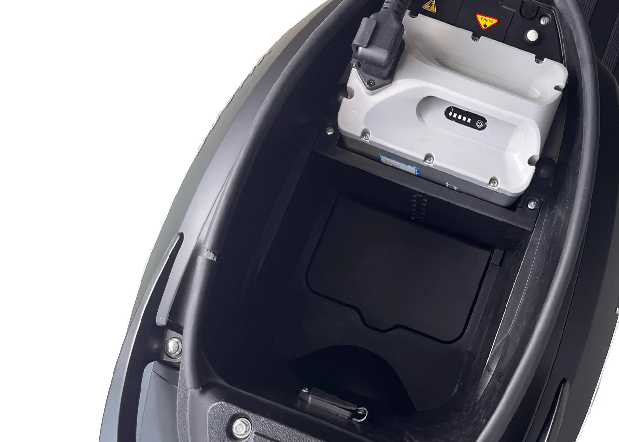 Scooter Wingo 125 vue de haut de l'intérieur du top case sur fond blanc