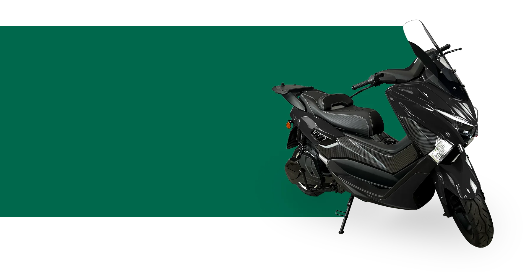 Scooter Kingo 125 noir détouré sur fond étiré coloré